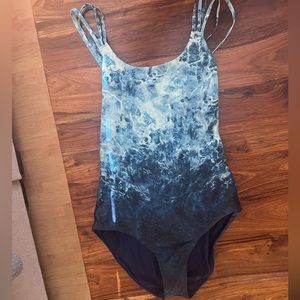 Lululemon one piece swimsuit size 4 (medium)